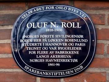 Blått skilt som beskriver Rolls liv og virke.