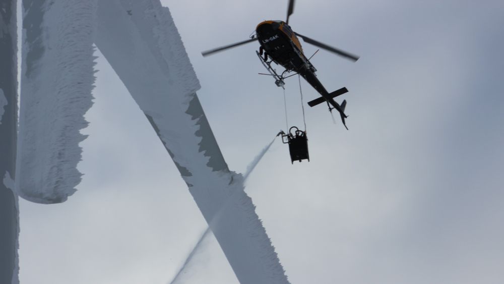 Isdannelse på rotorbladene er en utfordring for kraftselskapene. Om isklumper slynges ut kan det være svært farlig, og forårsake skader. Her spyles bladene med vann for å fjerne isen.