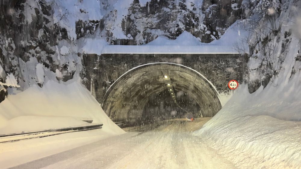 Statens vegvesen må tåle kritikk etter å ha droppet hovedinspeksjon av tunneler på Vestlandet. Dette er en tunnel i Agder.