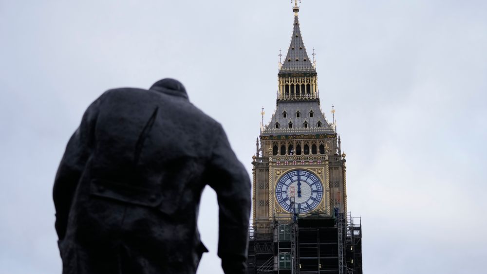 Statuen av Winston Churchill har god utsikt til Elizabeth Tower, hvor arbeidere demonterer stillasene rundt det berømte klokketårnet.