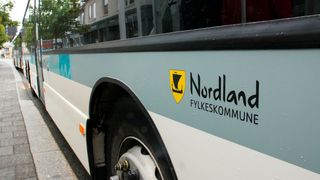 Rutebuss merket Nordland fylkeskommune.