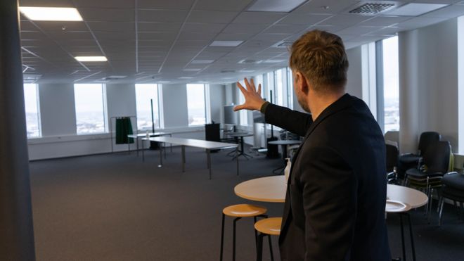 Ole Petter Saxerud forklarer om planene for hvordan fremtidens kontor skal se ut.