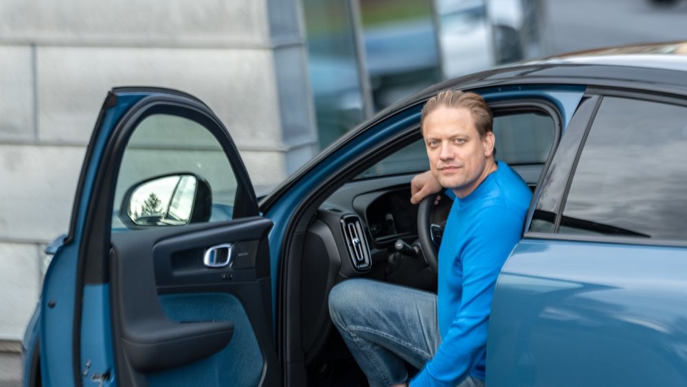 Henrik Green, teknisk sjef i Volvo, titter ut av en XC40 på Fornebu i Bærum. Blant begivenhetene han ser fram til i 2022, er å ta i bruk selskapets første dedikerte elbilplattform.