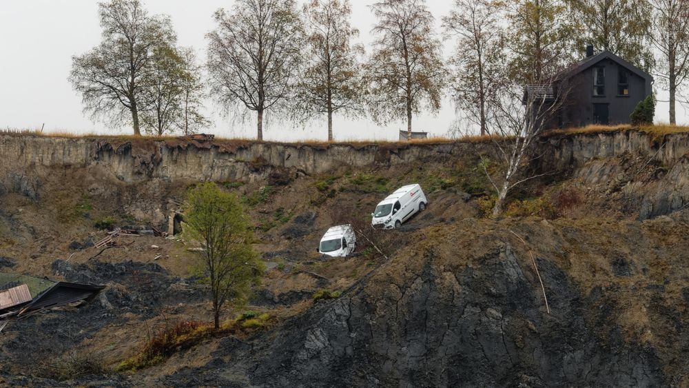 Østre skredkant er bratt. Den skal gjøres om til en slak skråning, bygningen på bildet må først rives.