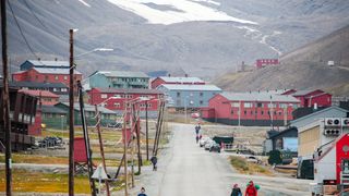 Longyearbyen er Svalbards administrasjonssenter og ligger innerst ved Adventfjorden på øya Spitsbergen. Stedet har 2 075 innbyggere og er en av verdens nordligste bosetninger. Flere steder er det mulig å se rester etter kulldriften som ble grunnlaget for byen. Fotografert 8. august 2018.