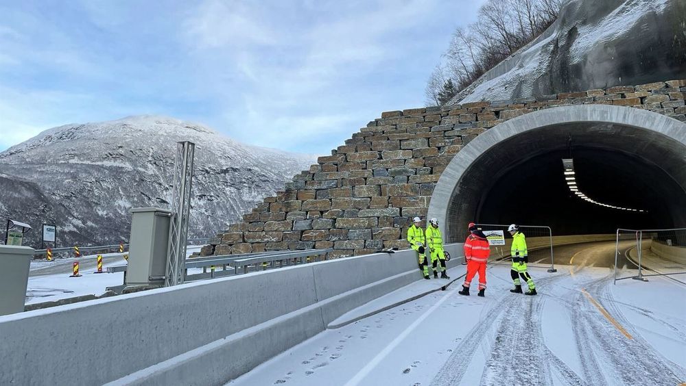 Ljoteli-tunnelen på fylkesvei 53 kan snart åpnes for trafikk, og vil sikre trafikantene i et rasutsatt område.  