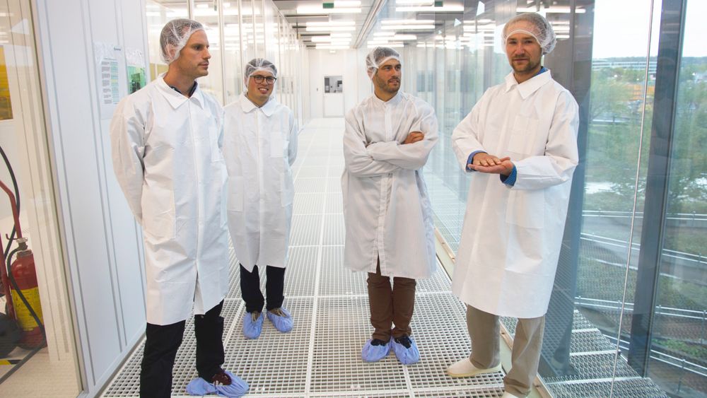 Gruppeleder Jo Gjessing (t.v.), prosjektleder Christopher Dirdal, forsker Rune Dahl-Hansen og doktorgradsstipendiat Paul Thrane ved Sintef Minalabs mikrooptikkgruppe utvikler ny teknologi ved å kombinere metaflater med nanoteknologi og maskinlæring.