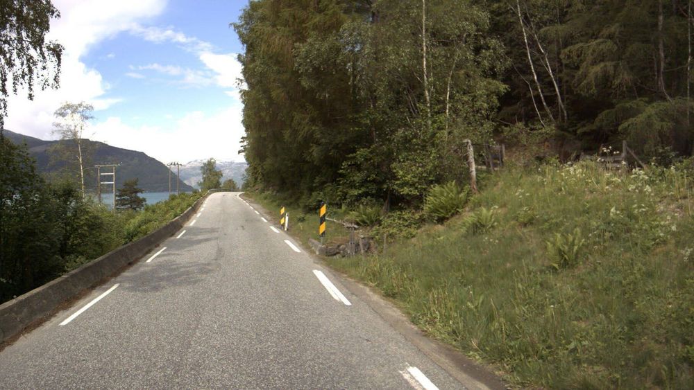 Eksempel på veiparti mellom Kinsarvik og Kyrkjenes på riksvei 13.