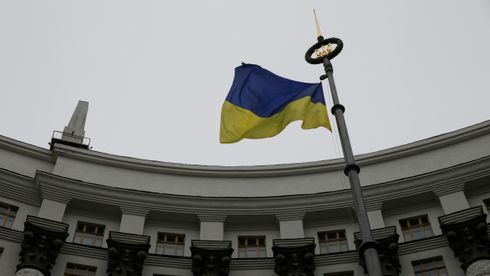 Regjeringsbygningen i hovedstaden Kiev. Det ukrainske flagget vaier utenfor.