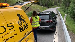 NAF veihjelp med nødstrøm til elbiler.