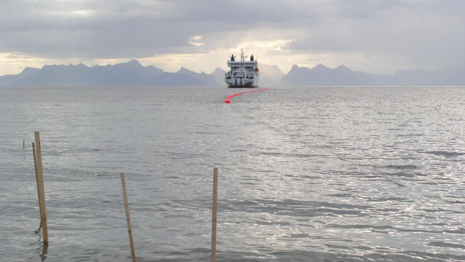 Det vil koste flere titalls millioner kroner å reparere fiberkabelen mellom Norge og Svalbard. Bildet er fra leggingen av kabelen i 2003.