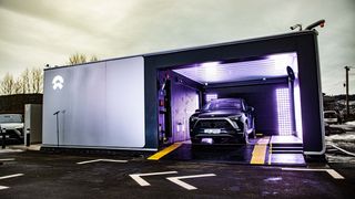 Bytt batteri på fem minutter: Europas første batteribyttestasjon er åpnet i Lier