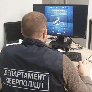 Politimann i det ukrainske cyberpolitiet studerer det beslaglagte nettstedet til VPN Lab.