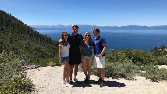 Familiebilde med lake Tahoe i bakgrunnen.