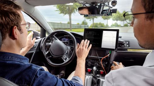 Volkswagens Cariad-gruppe og Bosch går sammen om å utvikle programvare som skal gjøre bilene selvkjørende.