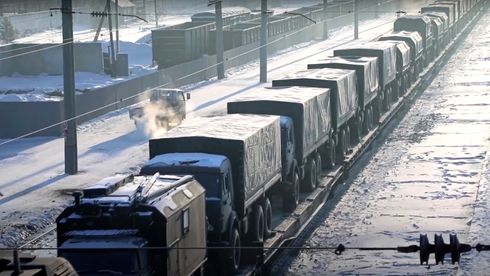 Russiske militærkjøretøyer transporteres på tog i Hviterussland i forbindelse med en militærøvelse den 24. januar 2022.