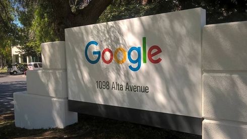Google logoen på et hvitt skilt over adressen 1098 Alta Avenue