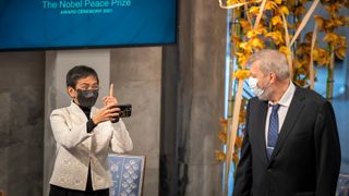 Fredsprisvinner Maria Ressa tar en selfie med prisvinner Dmitrij Muratov under utdelingen av Nobels fredspris i Oslo rådhus 10. desember.