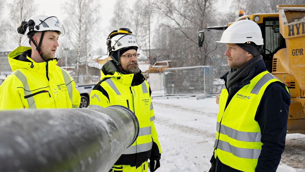 Asker kommune er først ut med å kjøpe fossilfrie rørsystem i Norge. Fra venstre prosjektansvarlig Einar Hoset, miljørådgiver Jonas Tautra Vevatne og salgs- og markedsdirektør i Pipelife, Jørn Fragge.