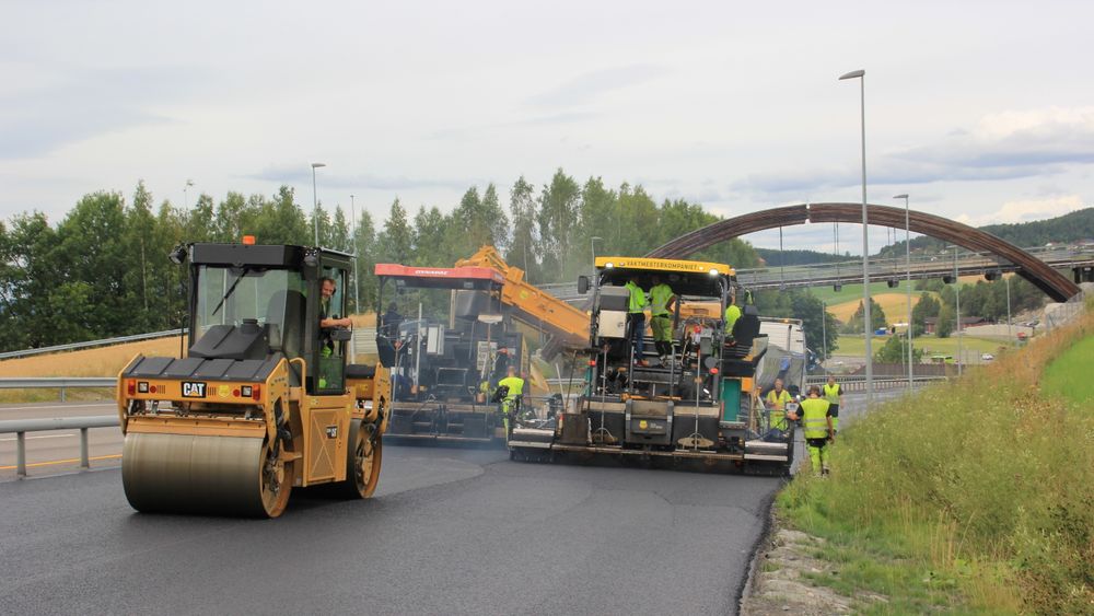 Riksvei 22 skal få litt ny asfalt i år også, men det er mest småtterier i denne kontrakten. Her får samme riksvei ny asfalt vest for Fetsund for noen år siden.