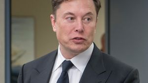 /2714/2714402/SpaceX_CEO_Elon_Musk_visits_N%26NC_and_AFSPC_%28190416-F-ZZ999-006%29_%28cropped%29.300x169.jpg
