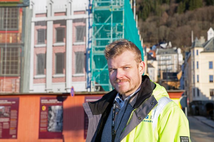 Prosjektleder Fredrik Nilsen hos hovedentreprenør OBAS mener suksessen med totalrestaureringen av Det hanseatiske museum skyldes dyktige fagfolk med forståelse for fredning i alle ledd, grundig planlegging og et samspill mellom alle parter i prosjektet på et «helt unikt høyt nivå».