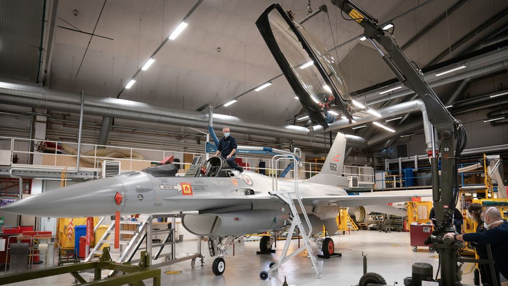 Inne hos Kams på Kjeller skal inntil 44 F-16 klargjøres før de sendes til henholdsvis USA og Romania.