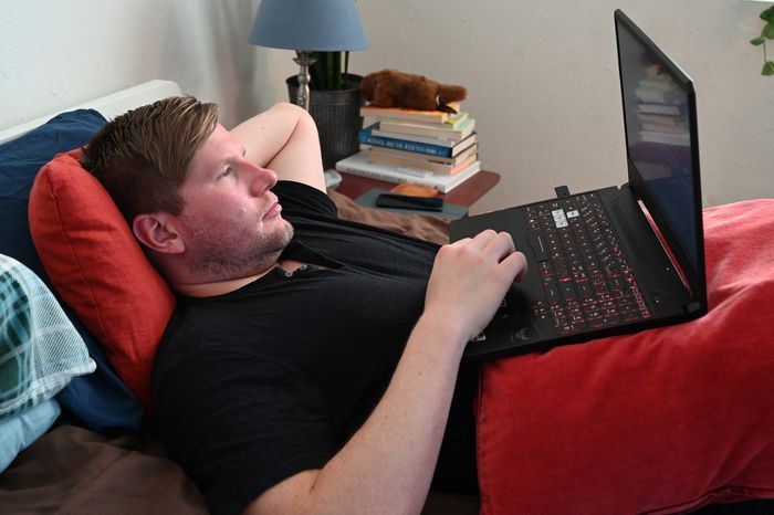 Alexander sandtorv ligger i sengen med en PC på fanget.