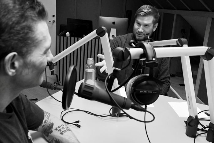 Schau og Sandtorv sitter i radiostudio og prater.