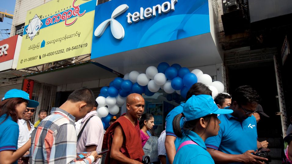 I 2014 stod folk i kø utenfor denne Telenor-butikken i Myanmar. Nå skriver et myanmarsk opposisjonsnettsted at Telenor har gitt regimet sensitive opplysninger om mobilkunder og mobilbruken deres.