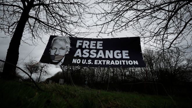 Det har vært mange demonstrasjoner for å få frigitt Julian Assange. Nå vil advokatene hans at han skal løslates mot kausjon på grunn av smittefare. 