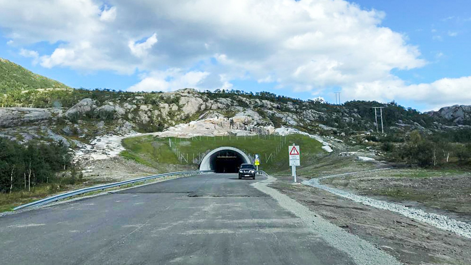 Tunnelen gjennom Liatinden er cirka to kilometer lang, men tunnelen mellom Liamyra og Olvikvatnet er om lag 440 meter.