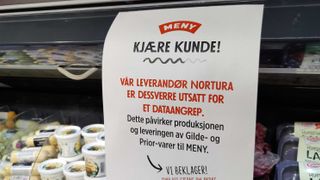 Plakat ved kjøttdisken i en Meny-butikk i Oslo denne uken, som oppgir at varebeholdningen er påvirket av dataangrepet mot Nortura.