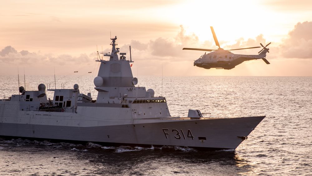 NH90 lander på KNM Thor Heyerdahl under en øvelse i 2017. Fregattene er ikke fullt operative før de har NH90 embarkert, noe de foreløpig ikke er.