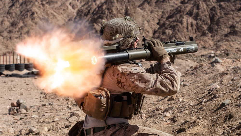 En soldat fra det amerikanske marinekorpset (USMC) skyter M72 under en øvelse i Jordan i 2021.