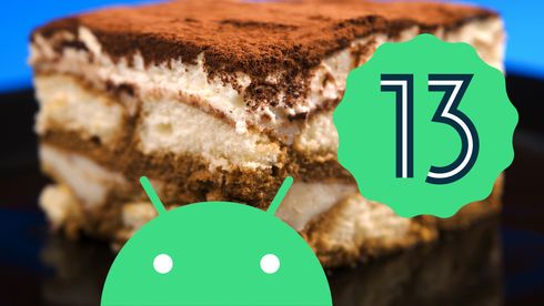 Android 13-logoer foran en tiramisakake.