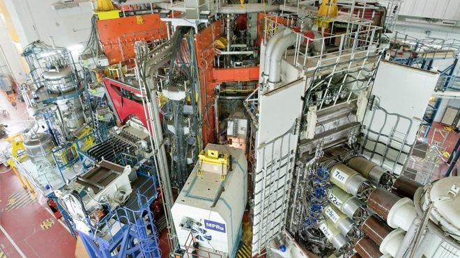 Testhallen på Joint European Torus. Selve reaktoren er skjult inne i midten omgitt av hjelpeutstyr og måleutstyr.