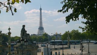 Bybilde fra Paris, med gateliv og Eiifel-tårnet