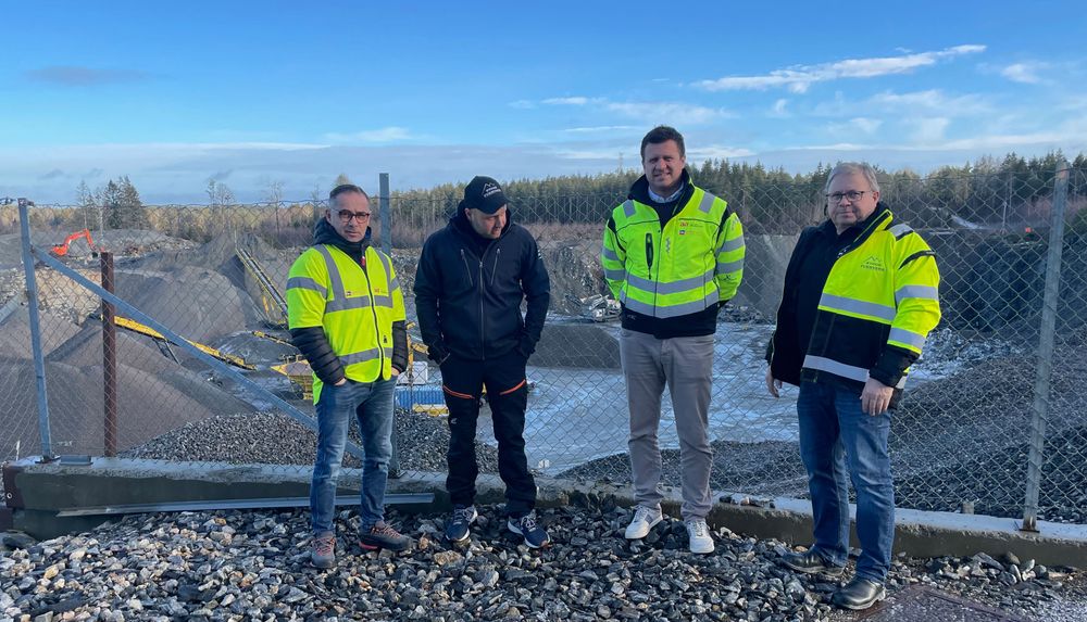 GHG overtar eierskapet til Rygge Pukkverk AS. Fra venstre: Tore Holth (avdelingsleder masseuttak i GHG), Alexander Lyshaugen (driftsleder og tidligere eier i Rygge Pukkverk), Fredrik Holth (daglig leder i GHG) og Per Lyshaugen (tidligere eier i Rygge Pukkverk).