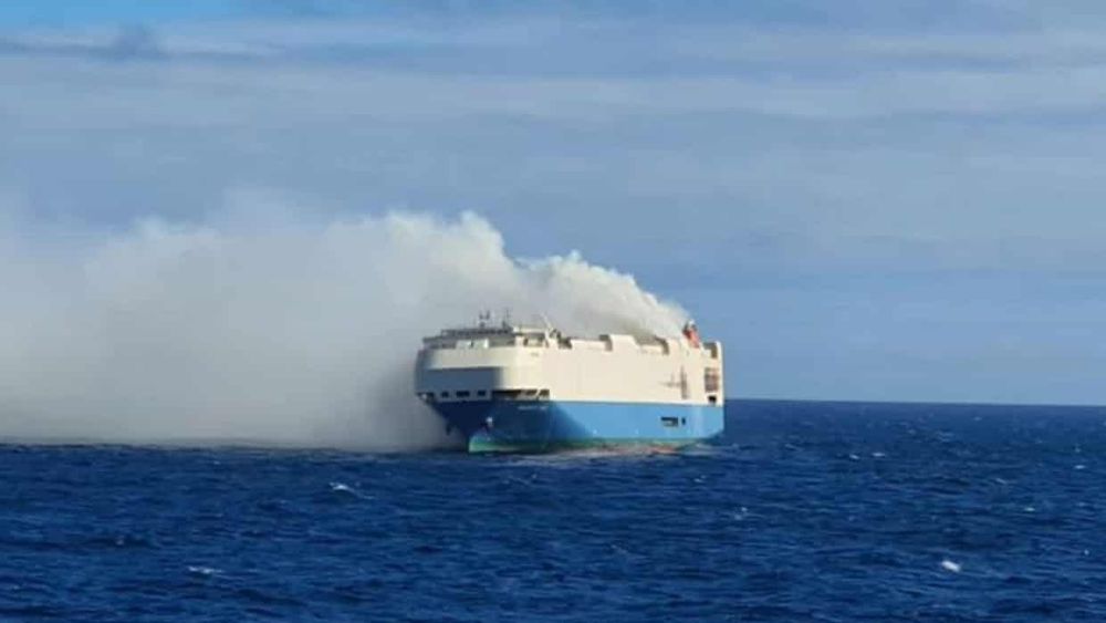 Det 200 meter lange skipet Felicity Ace brenner og er i drift nær Azorene.