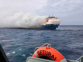 Tjukk røyk omslutter biltransportskipet Felicity Ace, som brenner og er i drift midt i Atlanterhavet.