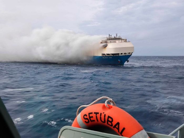 Tjukk røyk omslutter biltransportskipet Felicity Ace, som brenner og er i drift midt i Atlanterhavet.