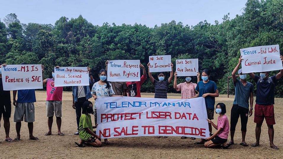 Lokale demokratiforkjempere protesterer mot salget av Telenors virksomhet i Myanmar til M1 Group og SBP.