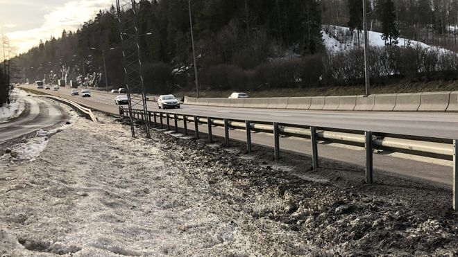 Mikroplast i snøen langs en motorvei nær Oslo.