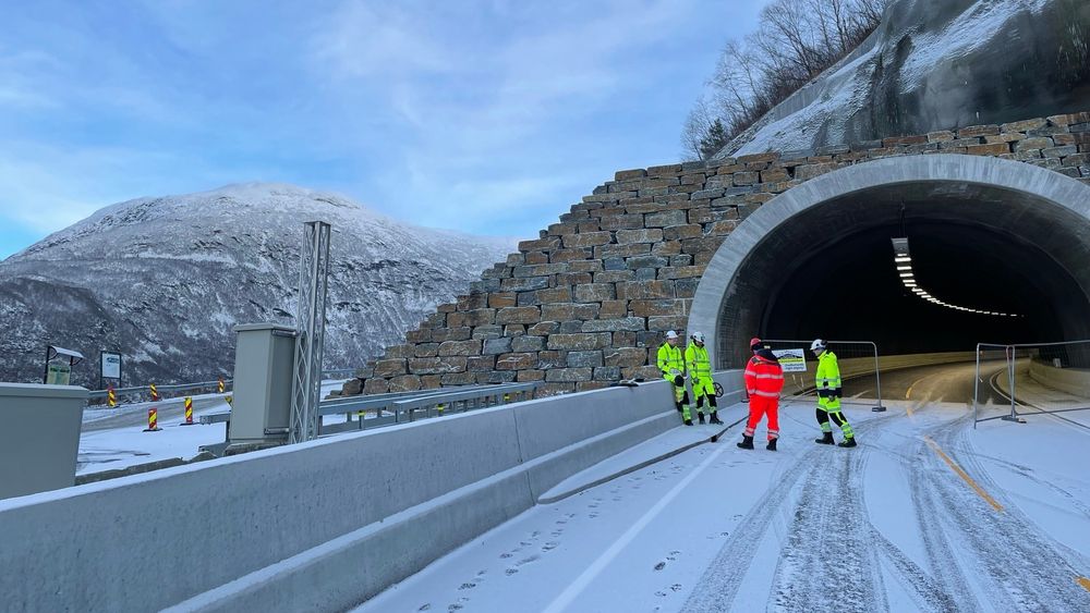 Flotte tunnelportaler i naturstein er bygger, er fra søndre tunnelåpning.