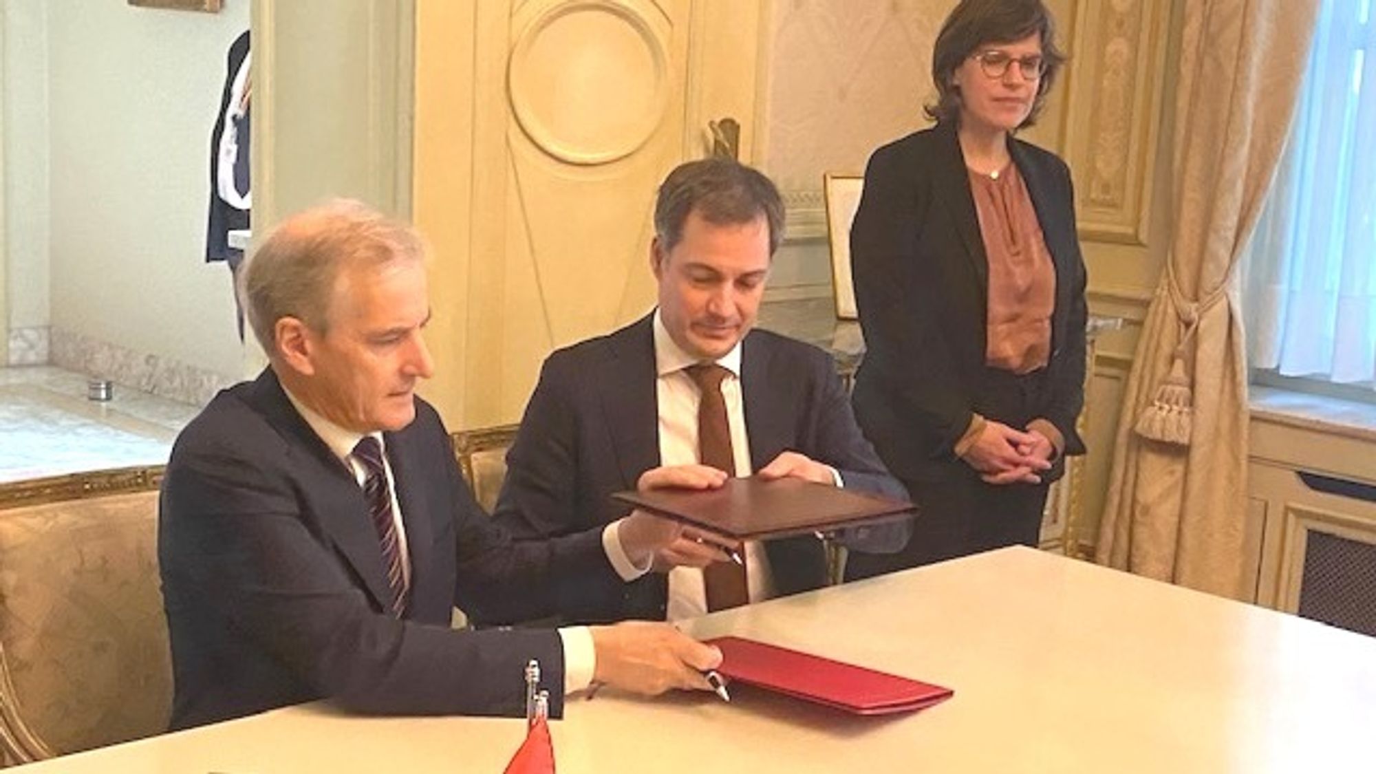 Statsminister Jonas Gahr Støre (t.v.) og Belgias Alexander De Croo undertegnet onsdag en avtale om energisamarbeid.