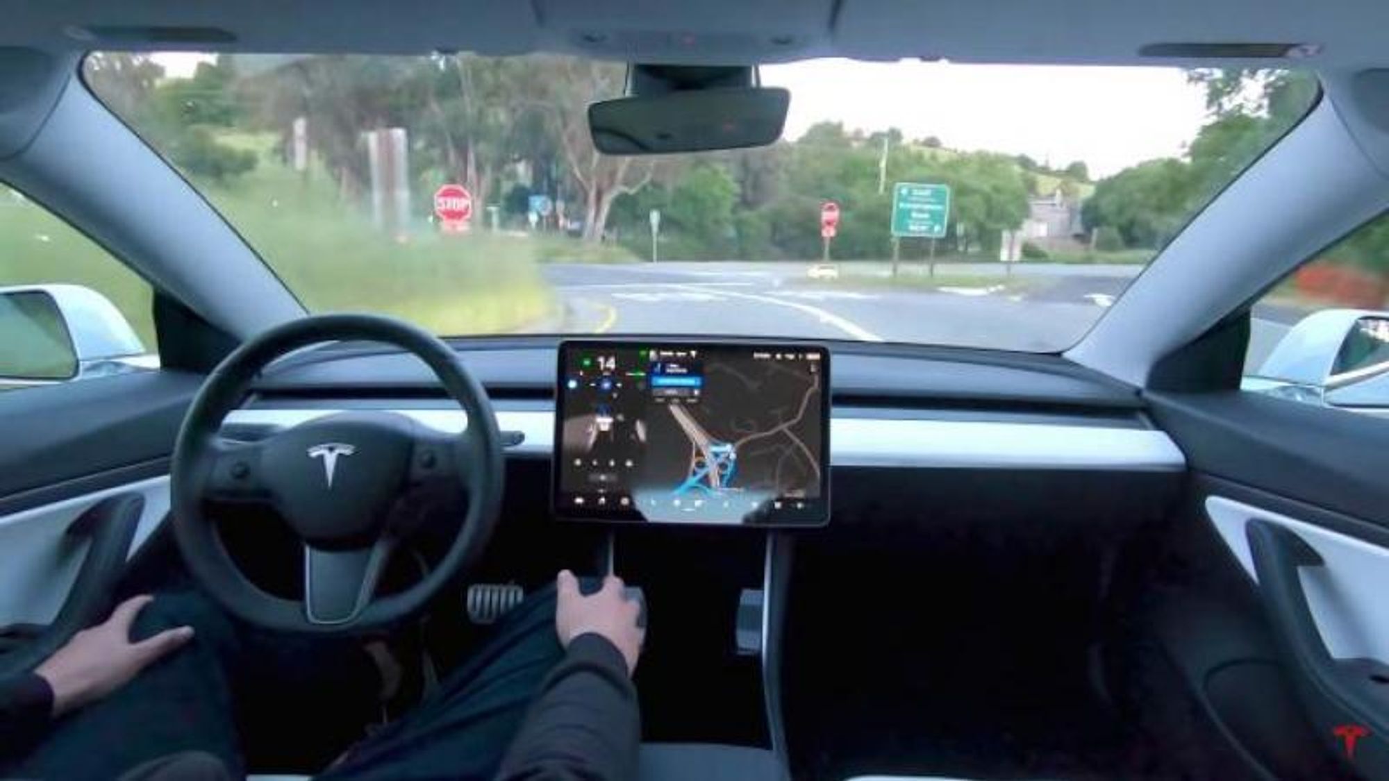 De amerikanske trafikksikkerhetsmyndighetene har mottatt over 350 meldinger om «plutselig bremsing» mens Teslaene kjørte i «motorveishastighet»