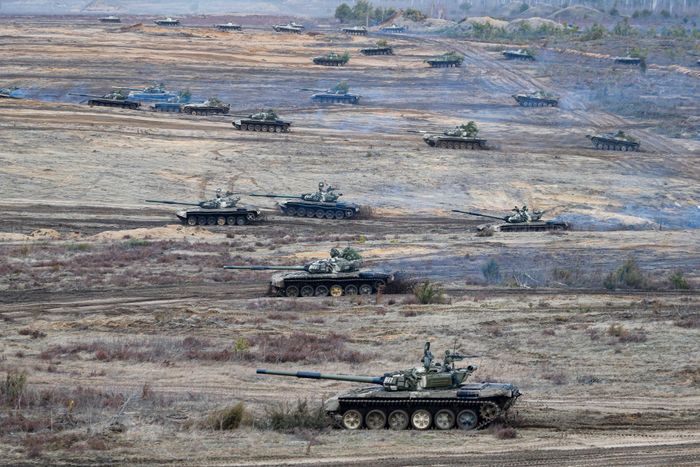 Russiske stridsvogner, som denne måneden har deltatt i en stor militærøvelse i Hviterussland (bildet), rullet i morgentimene torsdag over grensa til Ukraina.