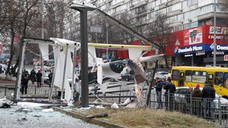 Skader etter at en russisk missil landet i en gate i Kyiv, Ukraina, under det innledende russisk angrepet den 24. februar 2022.