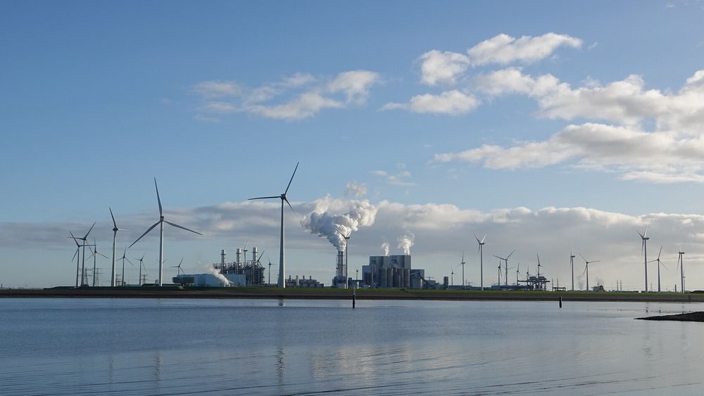 Olje- og gassprisen øker kraftig etter invasjonen av Ukraina. Betyr det at investeringslysten i fossil energi øker? Bildet er fra Eemshaven, et industriområde i Nederland som blander gasskraft, bioenergi og vindkraft.